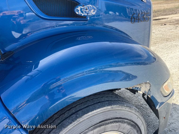 image for item LD9339 2010 Peterbilt 386 semi truck