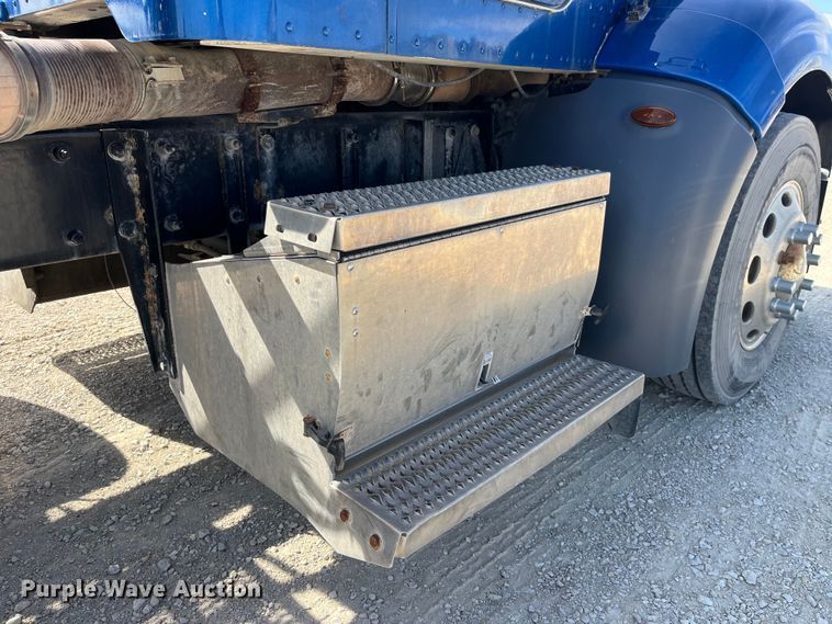 image for item LD9339 2010 Peterbilt 386 semi truck