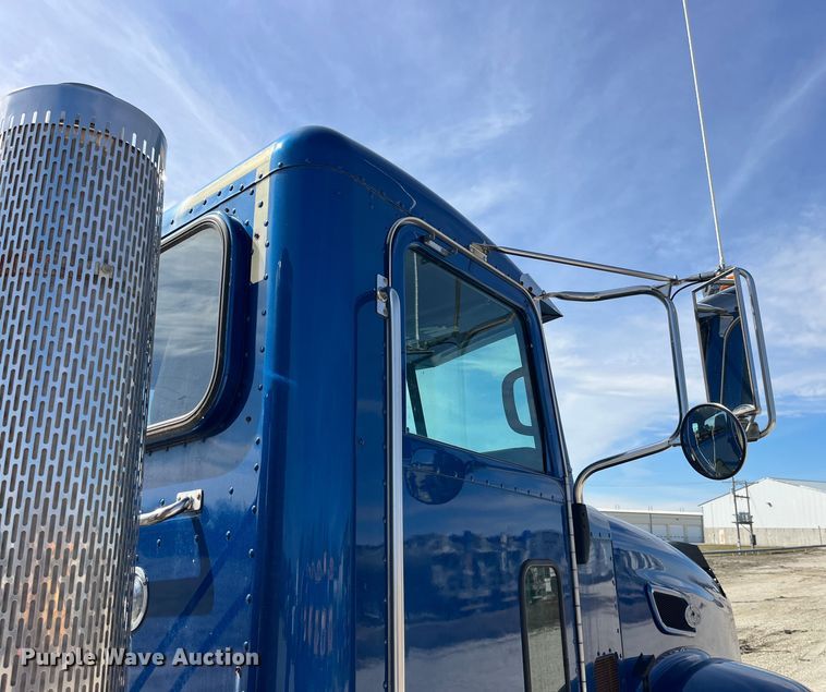 image for item LD9339 2010 Peterbilt 386 semi truck