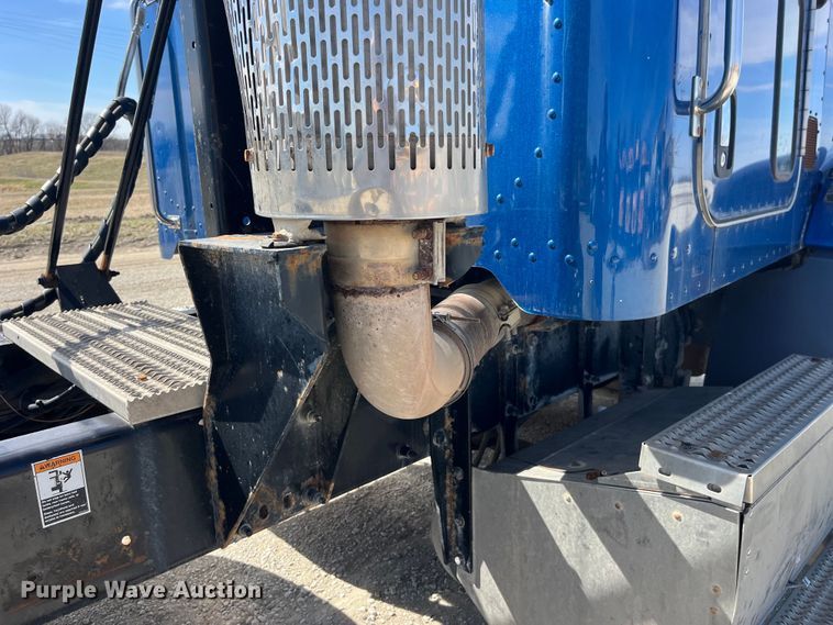 image for item LD9339 2010 Peterbilt 386 semi truck