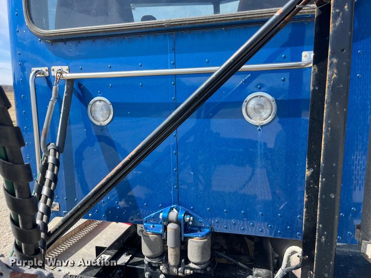 image for item LD9339 2010 Peterbilt 386 semi truck