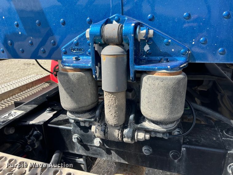 image for item LD9339 2010 Peterbilt 386 semi truck