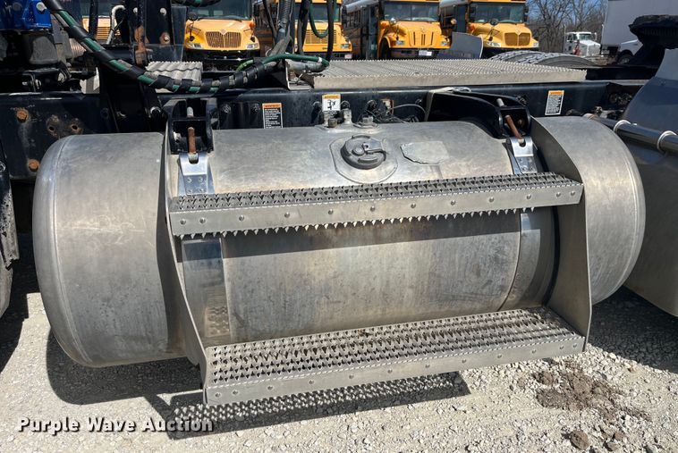 image for item LD9339 2010 Peterbilt 386 semi truck