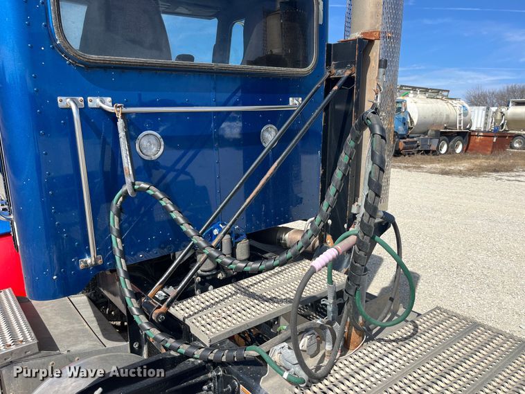 image for item LD9339 2010 Peterbilt 386 semi truck