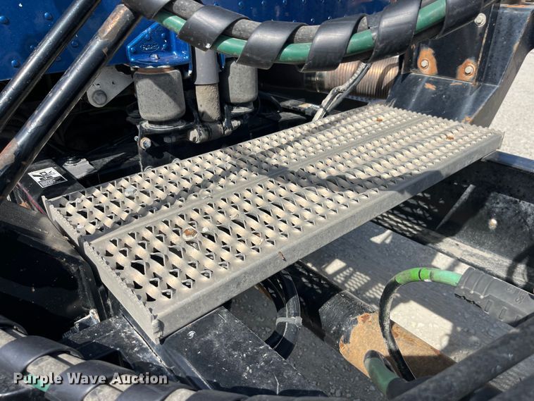 image for item LD9339 2010 Peterbilt 386 semi truck