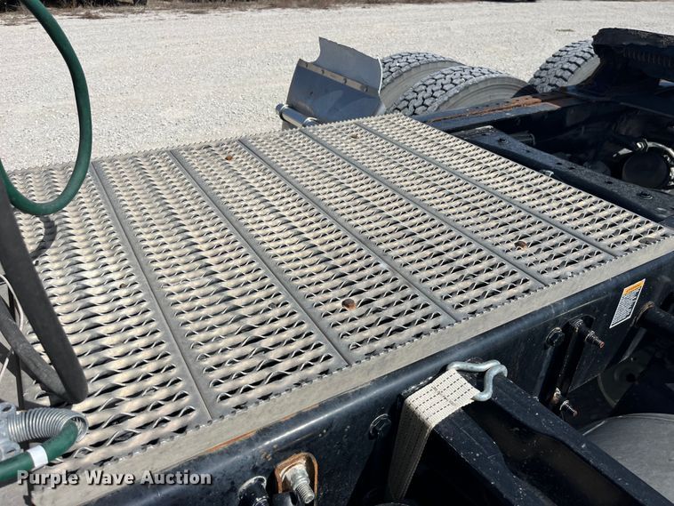 image for item LD9339 2010 Peterbilt 386 semi truck