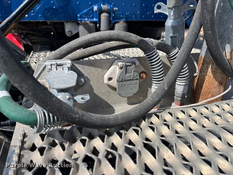 image for item LD9339 2010 Peterbilt 386 semi truck