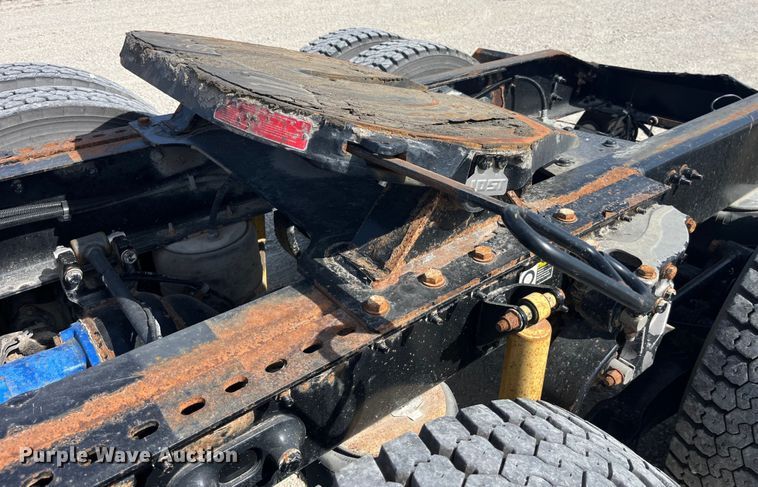 image for item LD9339 2010 Peterbilt 386 semi truck