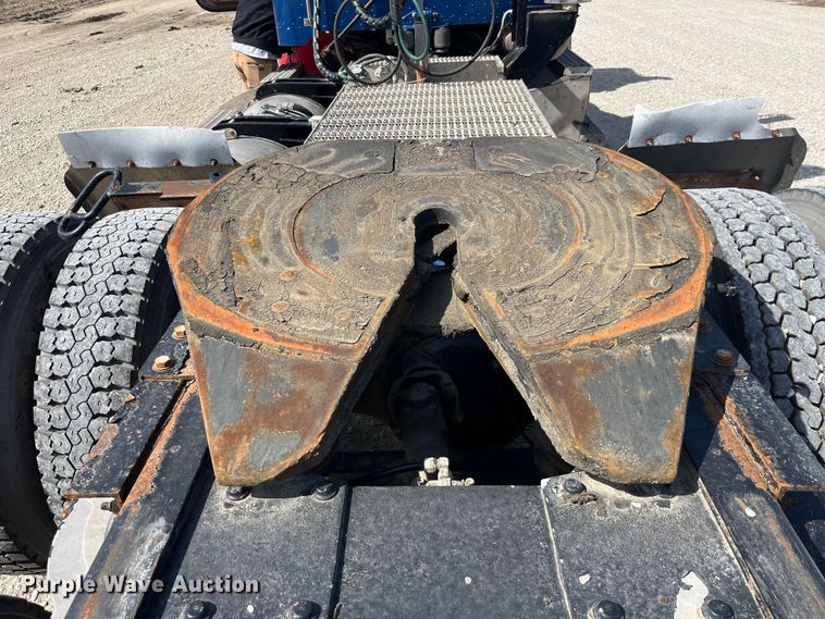 image for item LD9339 2010 Peterbilt 386 semi truck