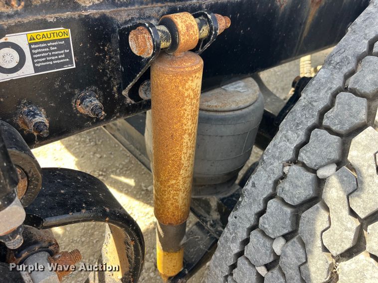 image for item LD9339 2010 Peterbilt 386 semi truck