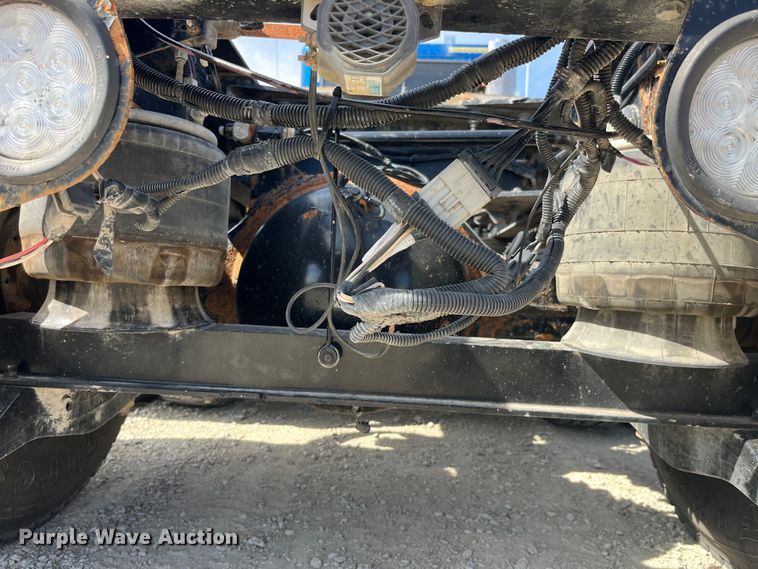 image for item LD9339 2010 Peterbilt 386 semi truck