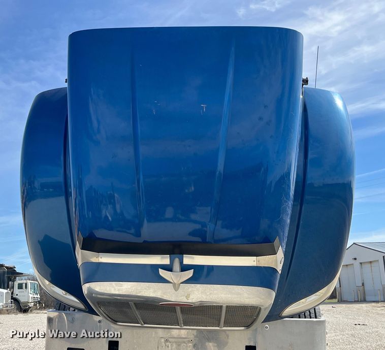 image for item LD9339 2010 Peterbilt 386 semi truck