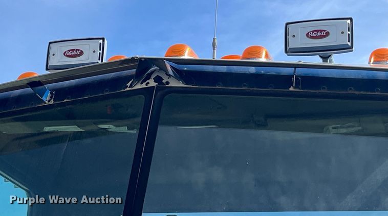 image for item LD9339 2010 Peterbilt 386 semi truck