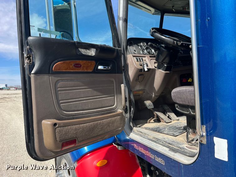 image for item LD9339 2010 Peterbilt 386 semi truck