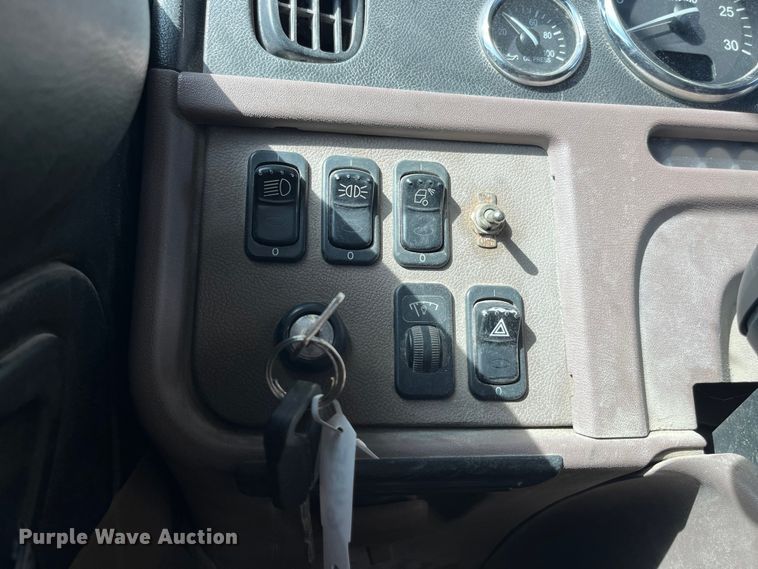 image for item LD9339 2010 Peterbilt 386 semi truck