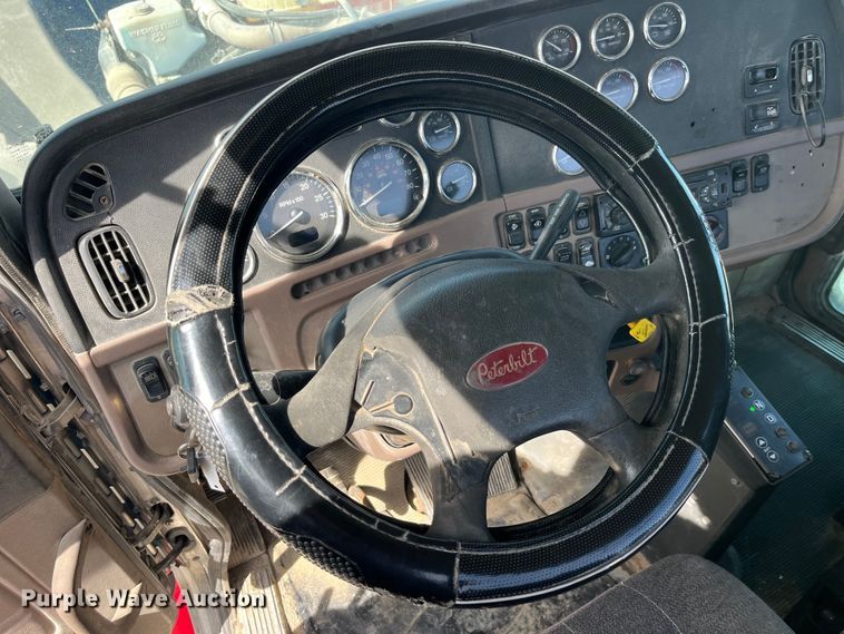 image for item LD9339 2010 Peterbilt 386 semi truck