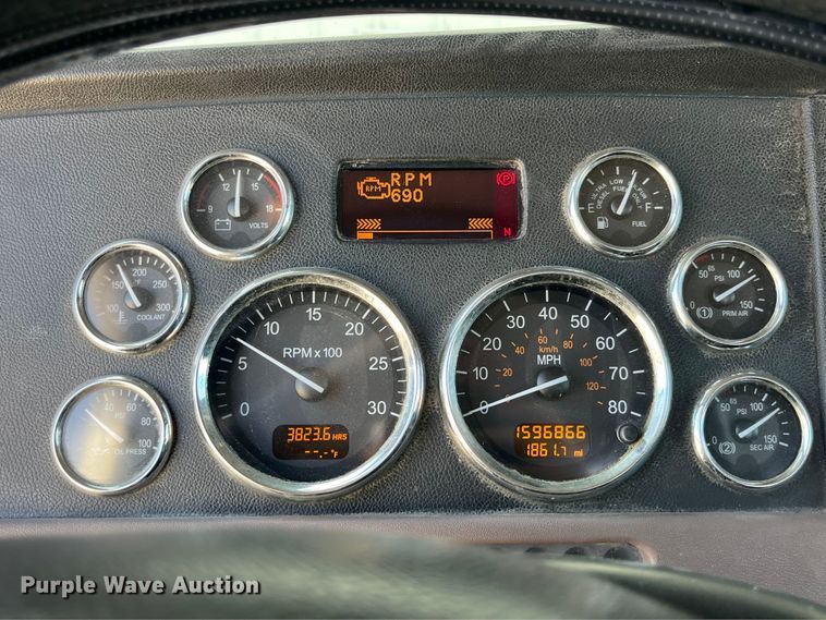 image for item LD9339 2010 Peterbilt 386 semi truck