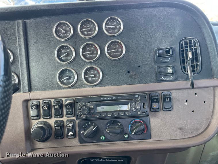 image for item LD9339 2010 Peterbilt 386 semi truck