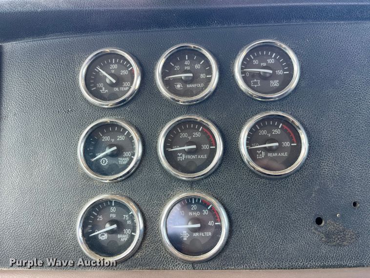 image for item LD9339 2010 Peterbilt 386 semi truck