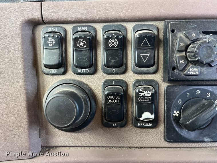 image for item LD9339 2010 Peterbilt 386 semi truck