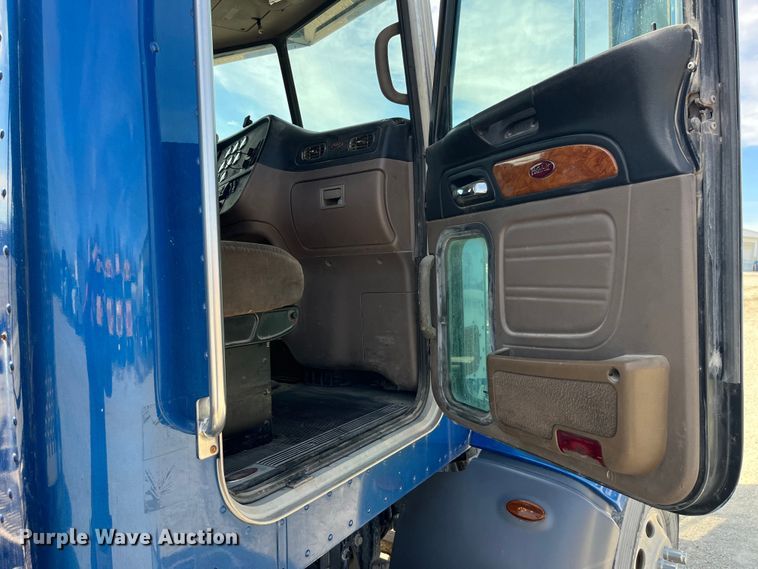 image for item LD9339 2010 Peterbilt 386 semi truck