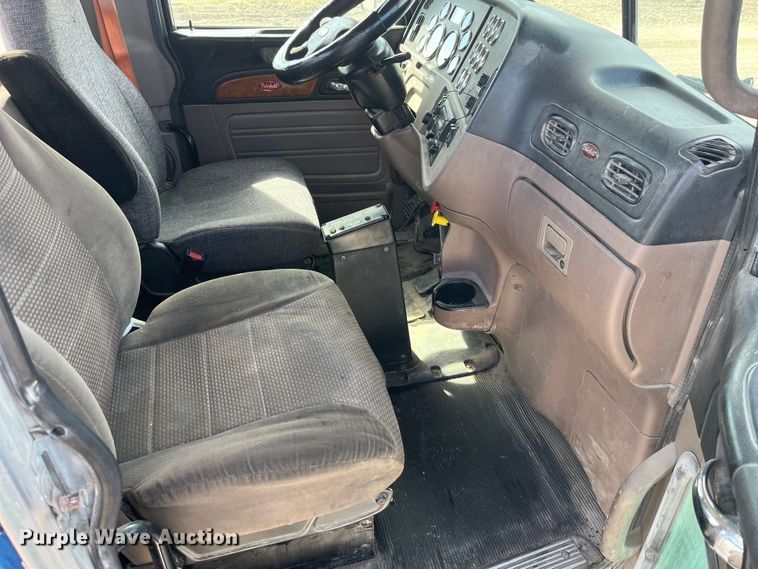 image for item LD9339 2010 Peterbilt 386 semi truck