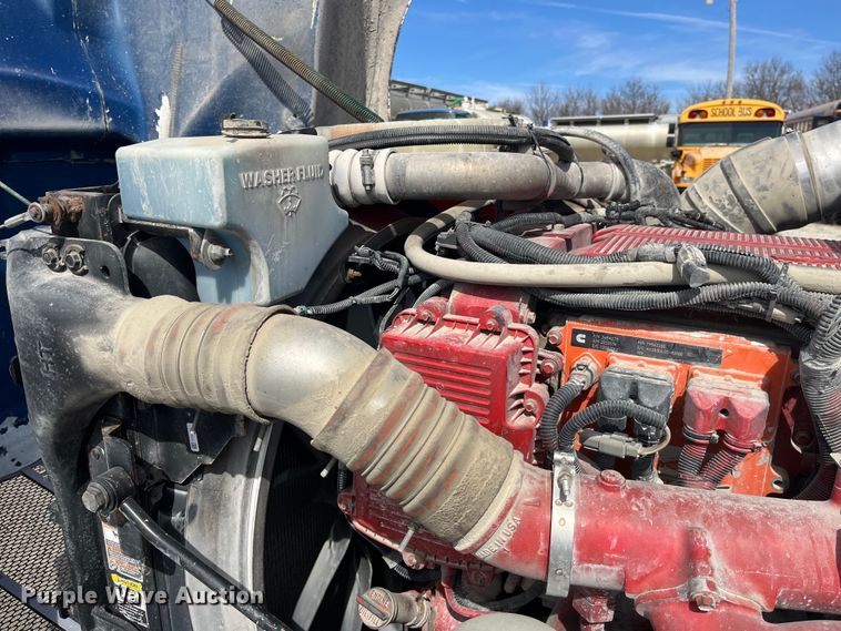 image for item LD9339 2010 Peterbilt 386 semi truck