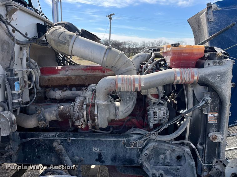 image for item LD9339 2010 Peterbilt 386 semi truck