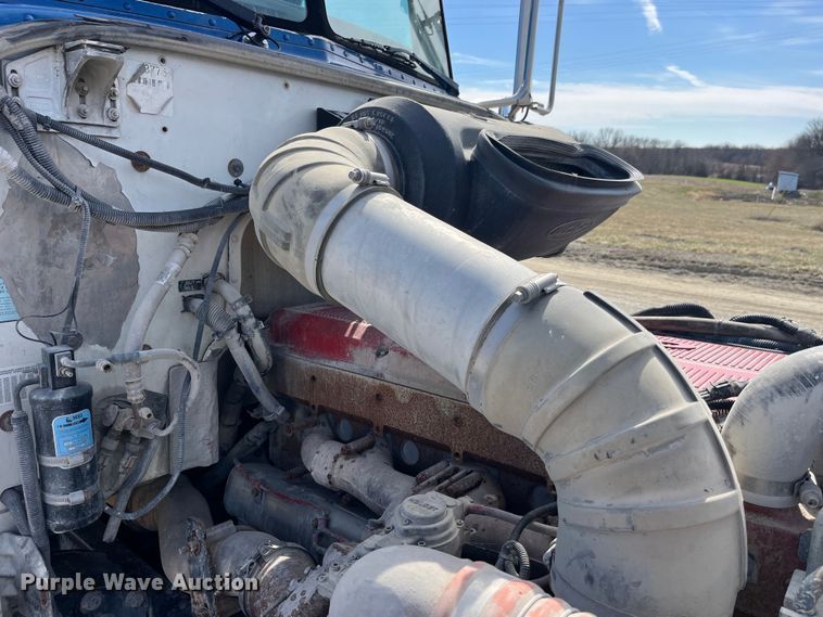 image for item LD9339 2010 Peterbilt 386 semi truck