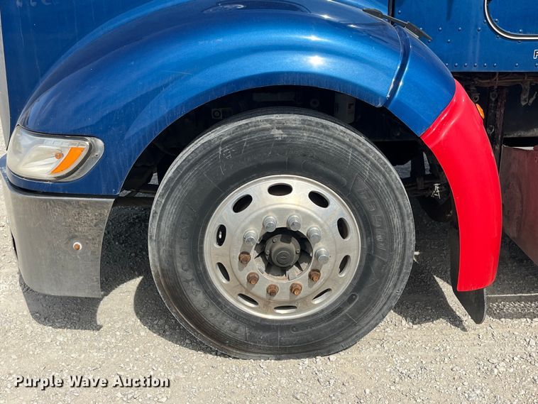 image for item LD9339 2010 Peterbilt 386 semi truck