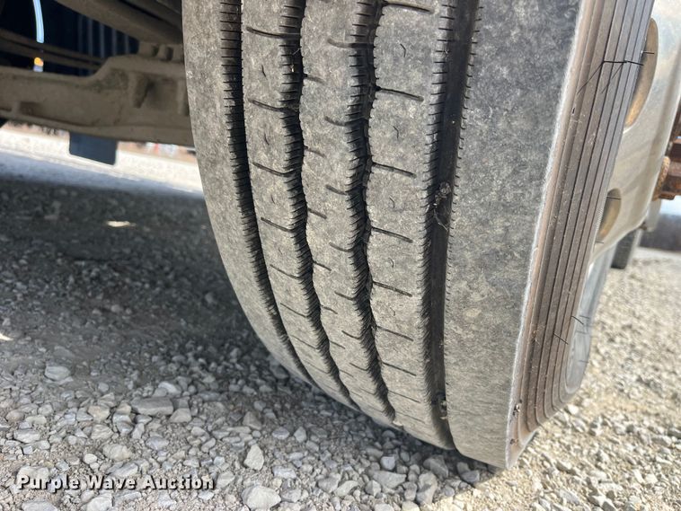 image for item LD9339 2010 Peterbilt 386 semi truck