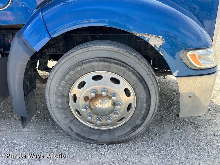 image for item LD9339 2010 Peterbilt 386 semi truck