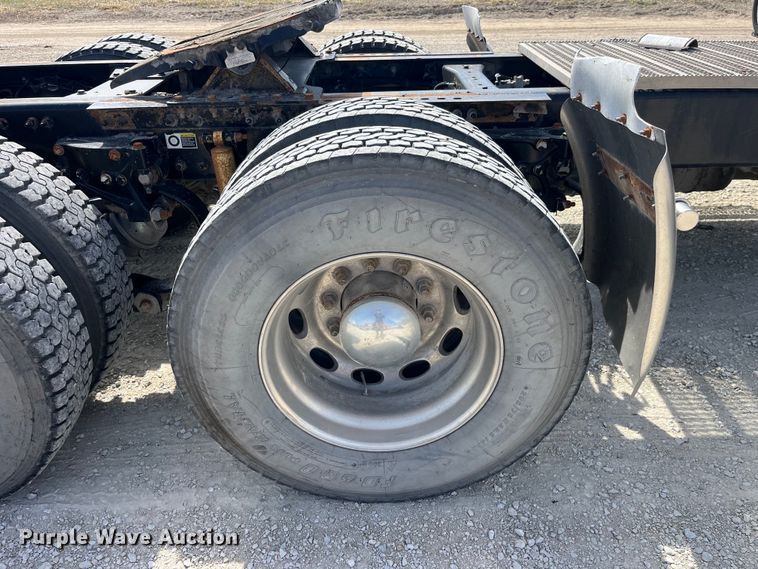 image for item LD9339 2010 Peterbilt 386 semi truck