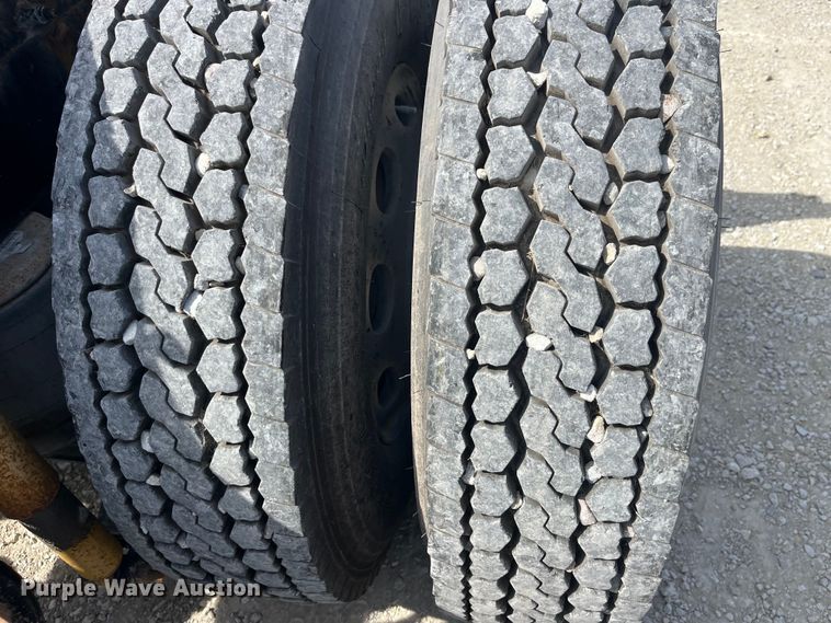 image for item LD9339 2010 Peterbilt 386 semi truck