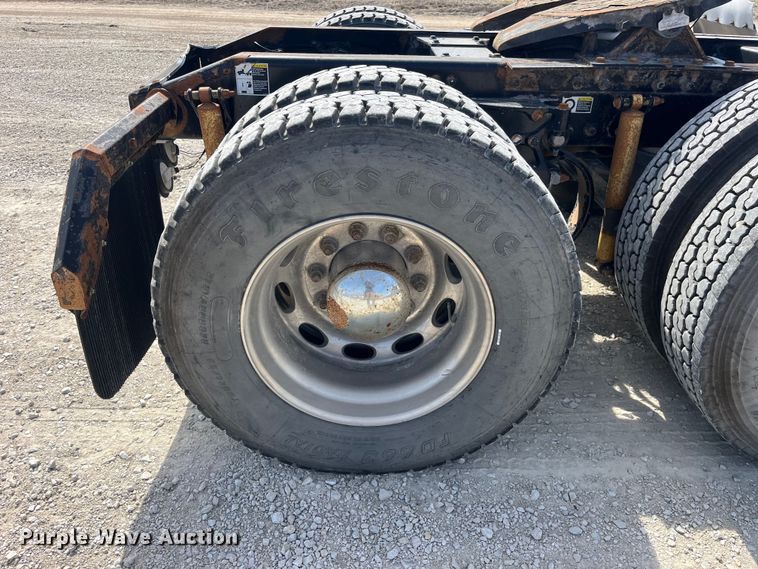 image for item LD9339 2010 Peterbilt 386 semi truck