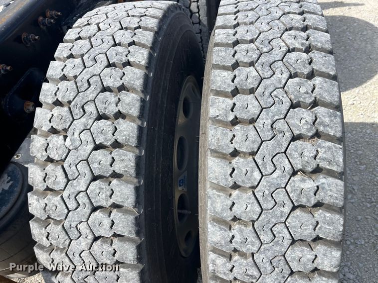 image for item LD9339 2010 Peterbilt 386 semi truck