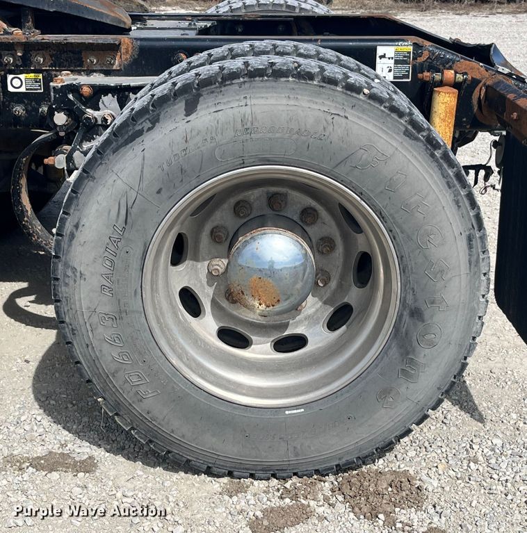 image for item LD9339 2010 Peterbilt 386 semi truck