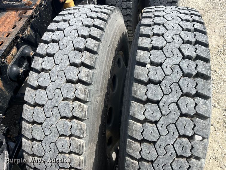 image for item LD9339 2010 Peterbilt 386 semi truck