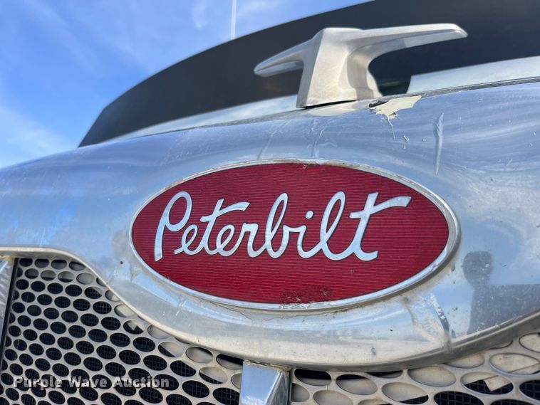 image for item LD9339 2010 Peterbilt 386 semi truck