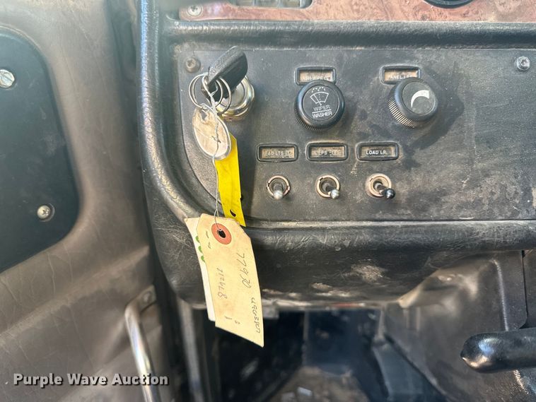 image for item LO9507 2005 Peterbilt  379 semi truck