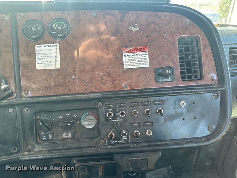 image for item LO9507 2005 Peterbilt  379 semi truck