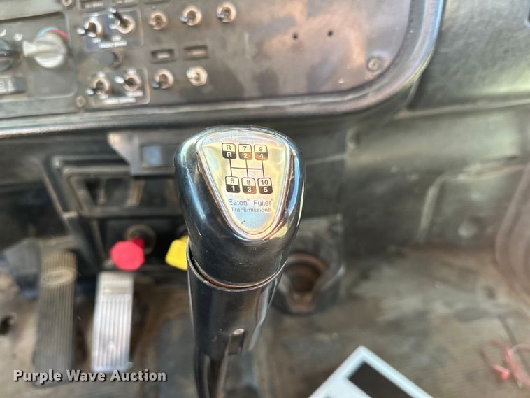 image for item LO9507 2005 Peterbilt  379 semi truck