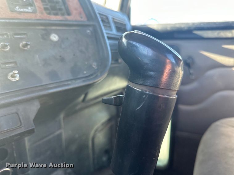 image for item LO9507 2005 Peterbilt  379 semi truck