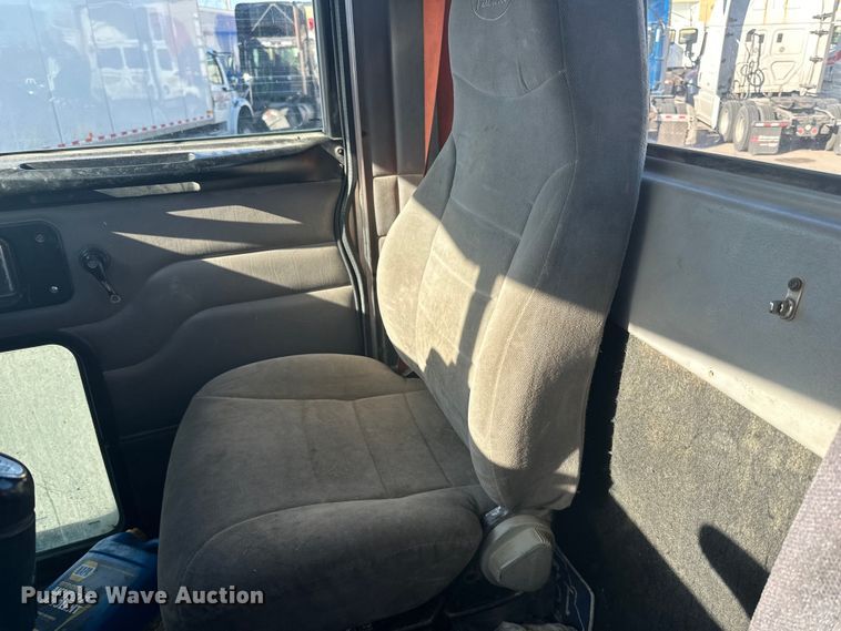 image for item LO9507 2005 Peterbilt  379 semi truck