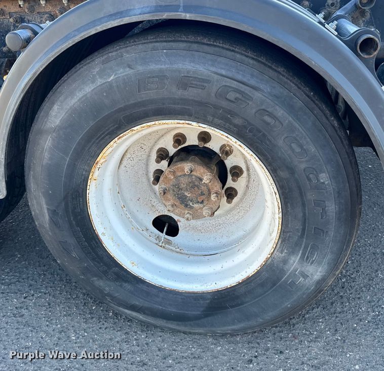 image for item LO9507 2005 Peterbilt  379 semi truck