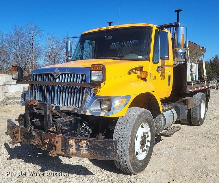 image for item MI9962 2006 International 7400 flatbed truck