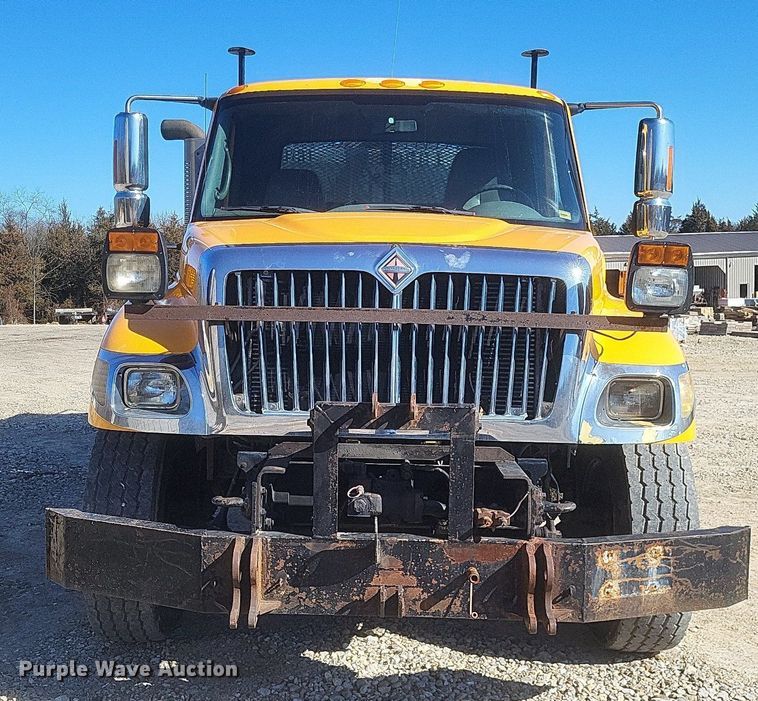 image for item MI9962 2006 International 7400 flatbed truck