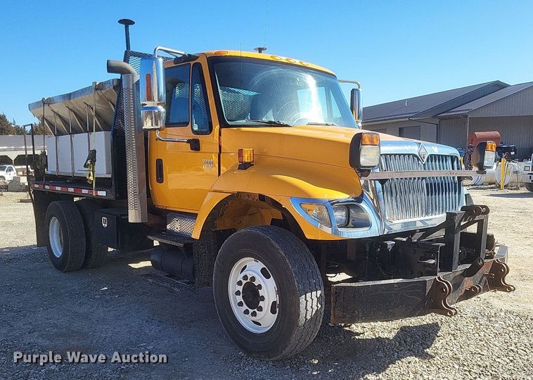 image for item MI9962 2006 International 7400 flatbed truck