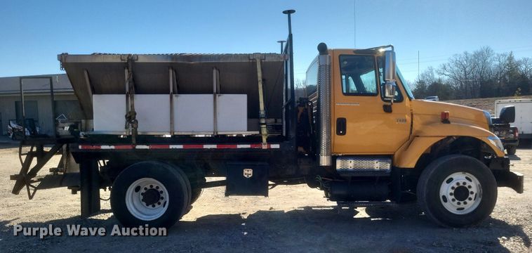 image for item MI9962 2006 International 7400 flatbed truck