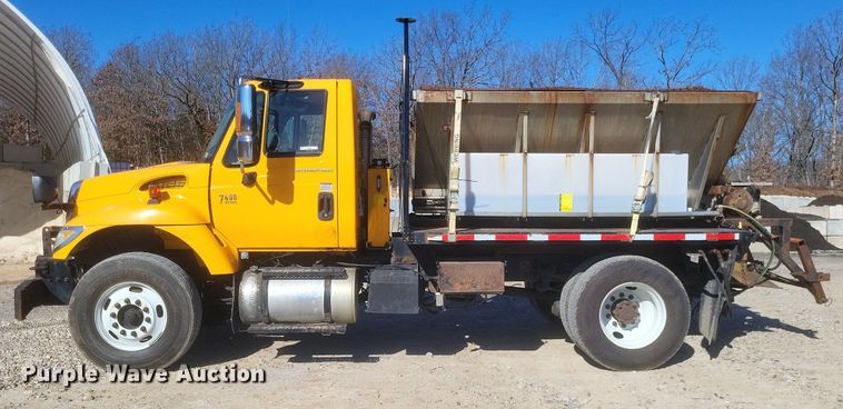 image for item MI9962 2006 International 7400 flatbed truck